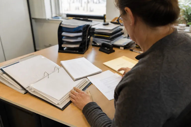 Geordnete Verwaltungsunterlagen einer Eigentümergemeinschaft auf einem Schreibtisch.